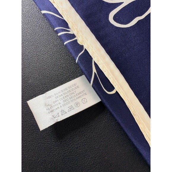 Liz Claiborne Navy Blue Yellow White Daisy Floral 100% Silk Square Scarf 26x26 - Picture 4 of 5